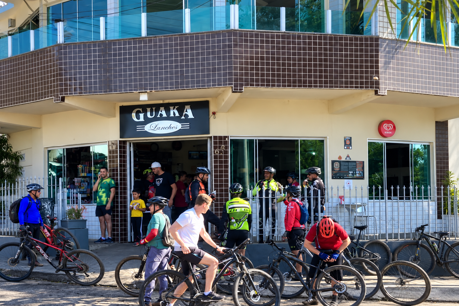 Ciclistas reunidos diante da Guaka Lanches