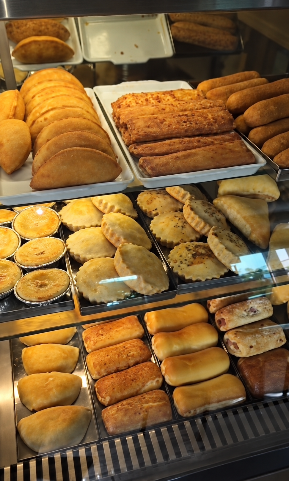 Vitrine de salgados da Guaka Lanches